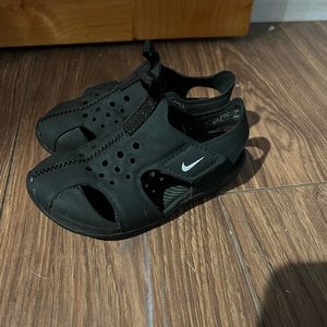 Nike sandals size 7